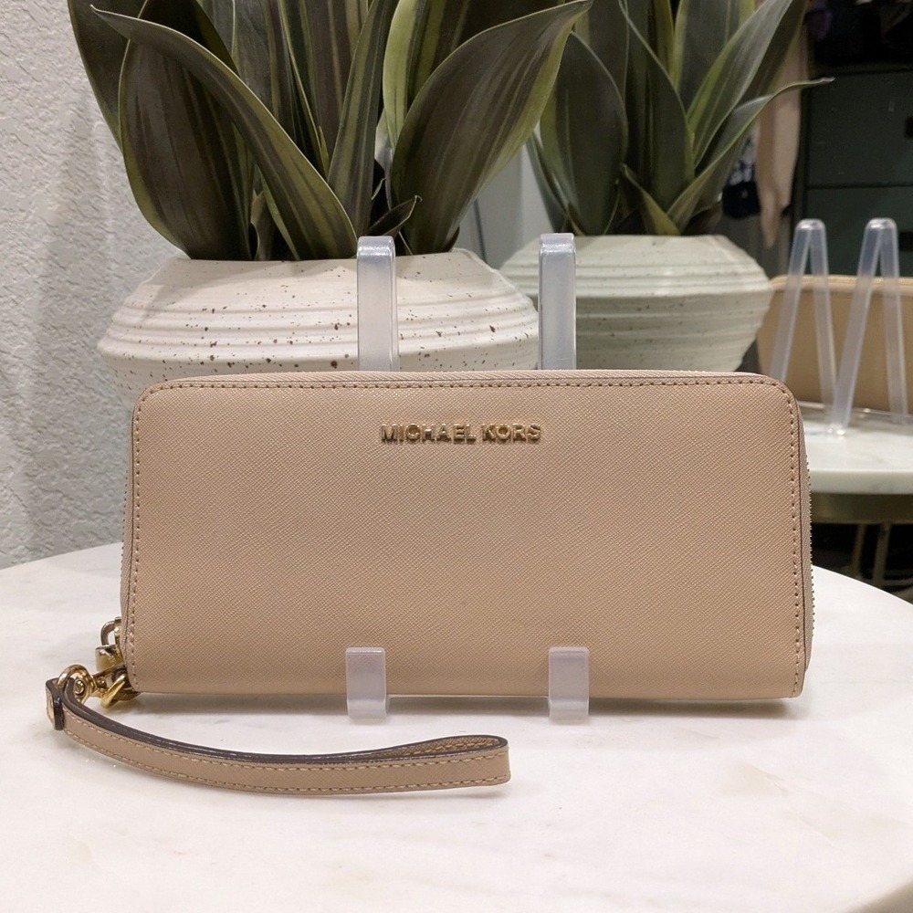 Michael Kors Jet Set Travel Wallet Women OS Beige Saffiano Leather Zip Around